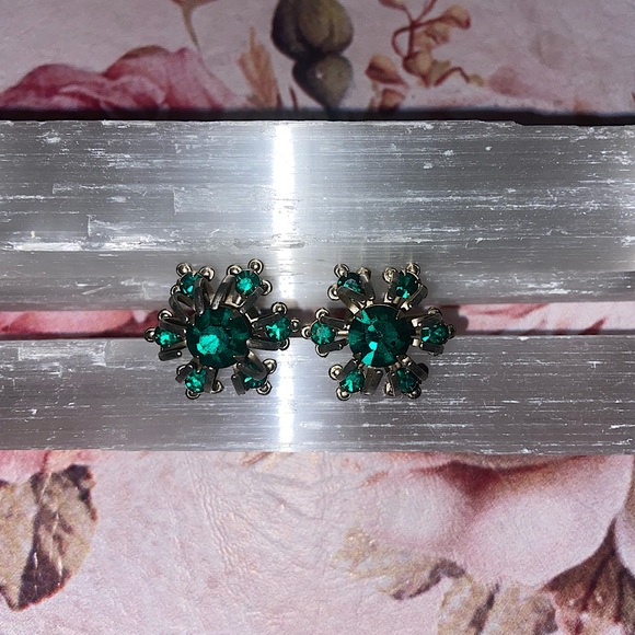 Vintage 1950s Emerald Green Rhinestone Earrings - Picture 3 of 9